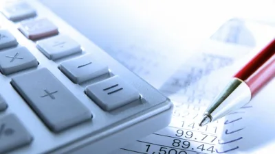 Imagem de análise financeira com calculadora e documentos sobre uma mesa