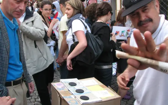 Mesa de roleta em um ponto de apostas, em Paris