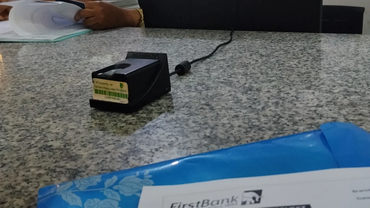 Cliente solicita um extrato durante atendimento em uma agência bancária