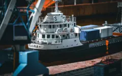 Navio cargueiro com contêineres atracado em um porto, em imagem que representa as exportações brasileiras