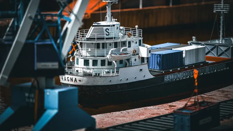 Navio cargueiro com contêineres atracado em um porto, em imagem que representa as exportações brasileiras