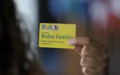 Cartão e documentos relacionados ao Bolsa Família em uma mesa, em imagem de arquivo da Agência Senado