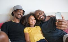 Família reunida em casa usando um smartphone para consultar informações