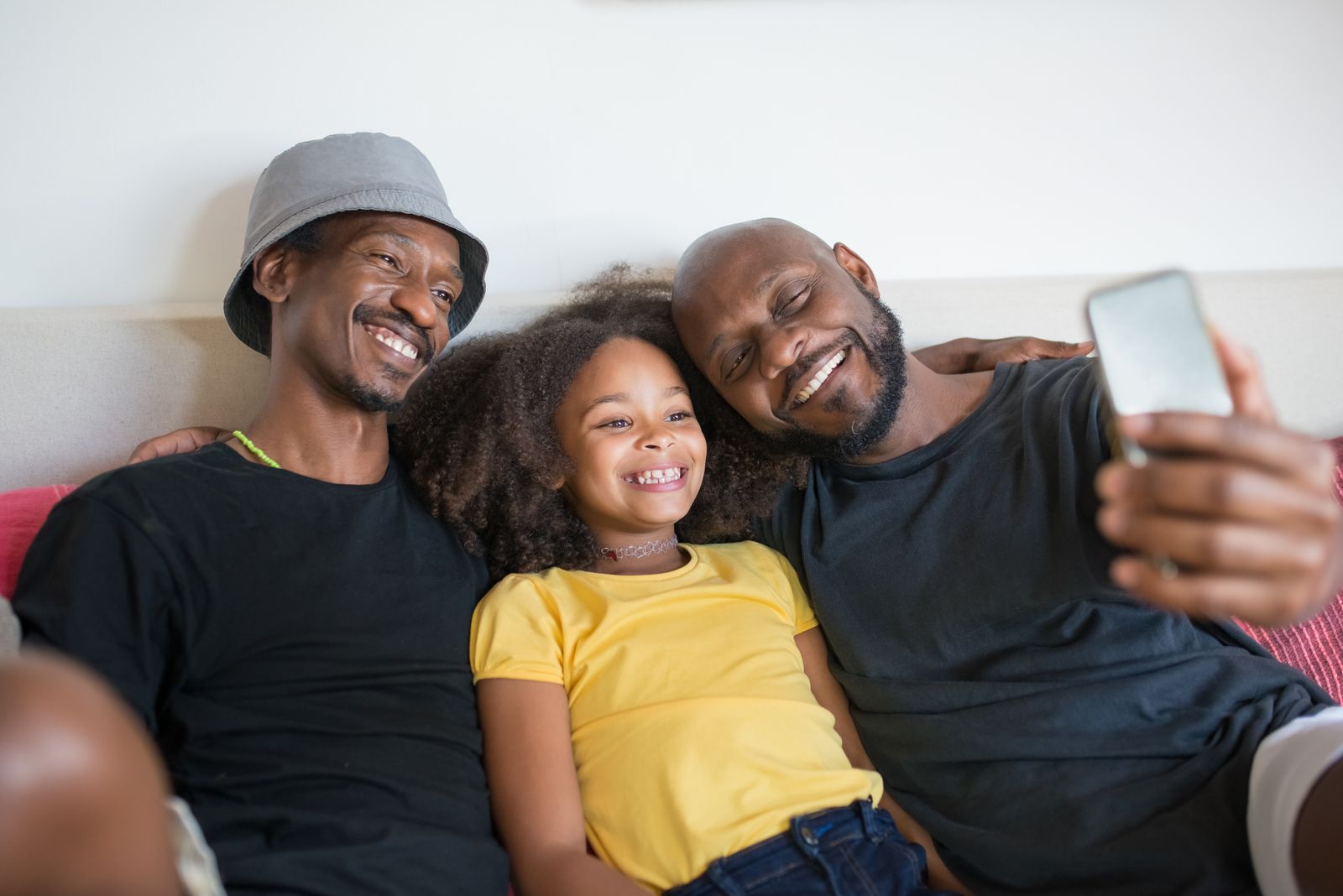 Família reunida em casa usando um smartphone para consultar informações