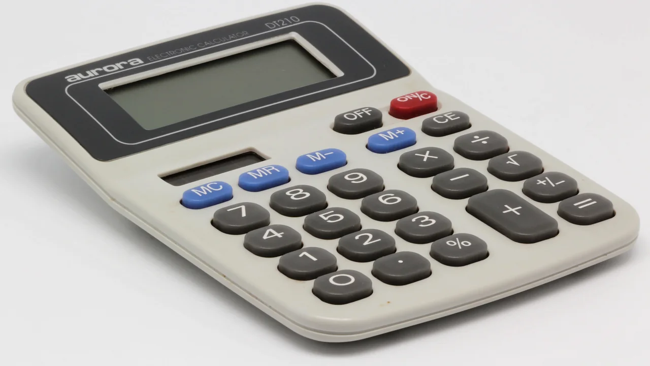 Calculadora sobre uma mesa, representando o cálculo do rendimento de aluguel