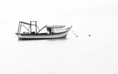 Barco de pesca artesanal na costa de Santa Catarina