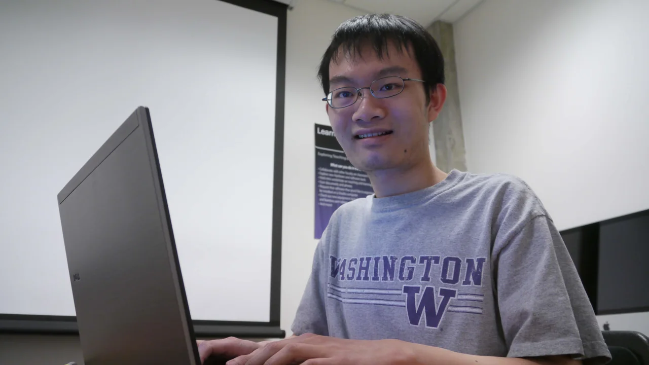 Estudante usa laptop para estudar, em imagem relacionada ao Pé-de-Meia