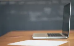 Computador portátil sobre uma mesa de trabalho, usado como imagem de contexto para a adaptação de sistemas fiscais na reforma tributária