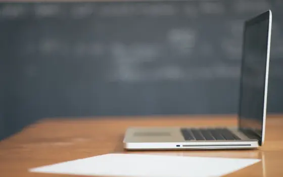 Computador portátil sobre uma mesa de trabalho, usado como imagem de contexto para a adaptação de sistemas fiscais na reforma tributária