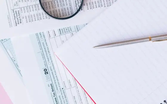 Documentos de imposto de renda ao lado de uma calculadora