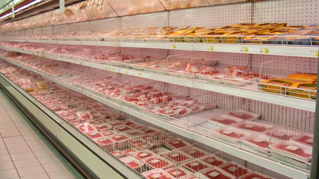Embalagens de carne expostas em um supermercado