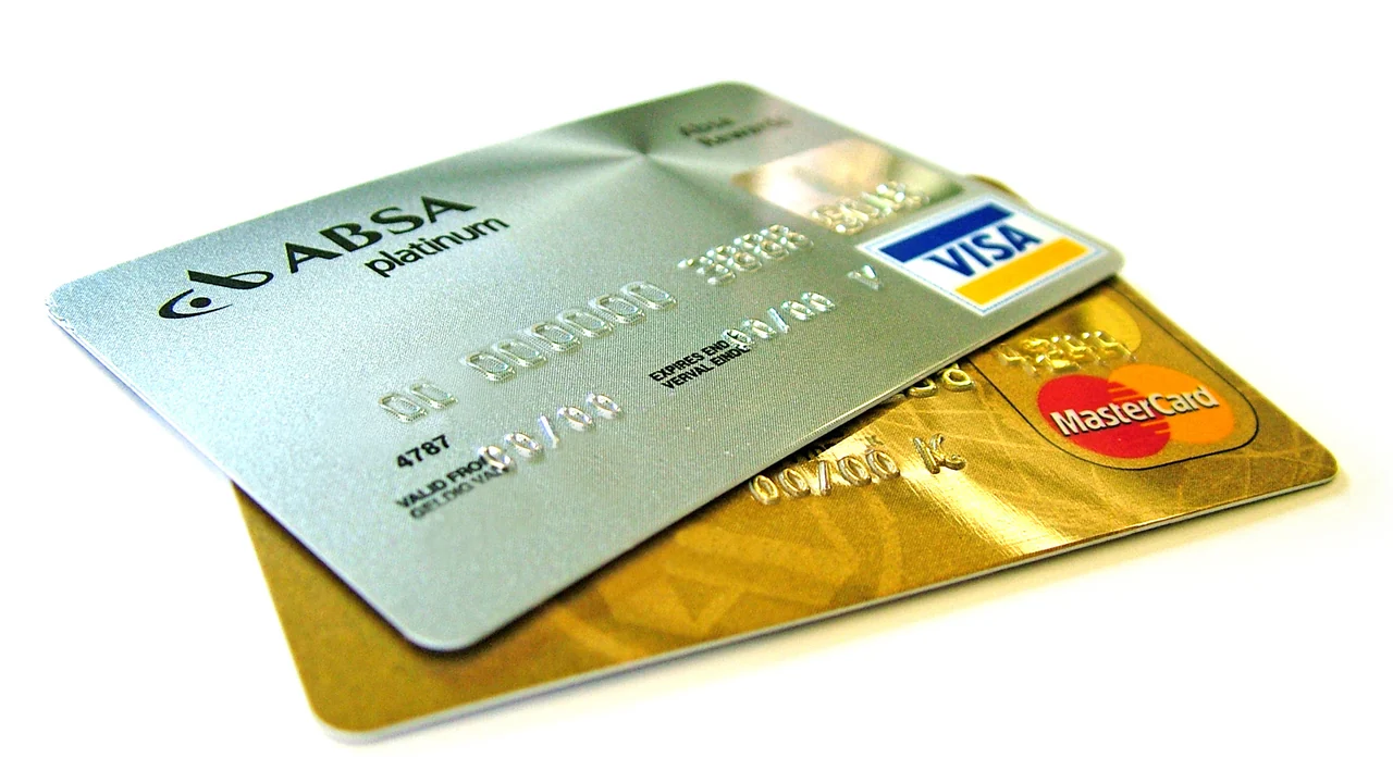 Cartões de pagamento sobre uma superfície clara, em imagem de apoio para comparar compras parceladas