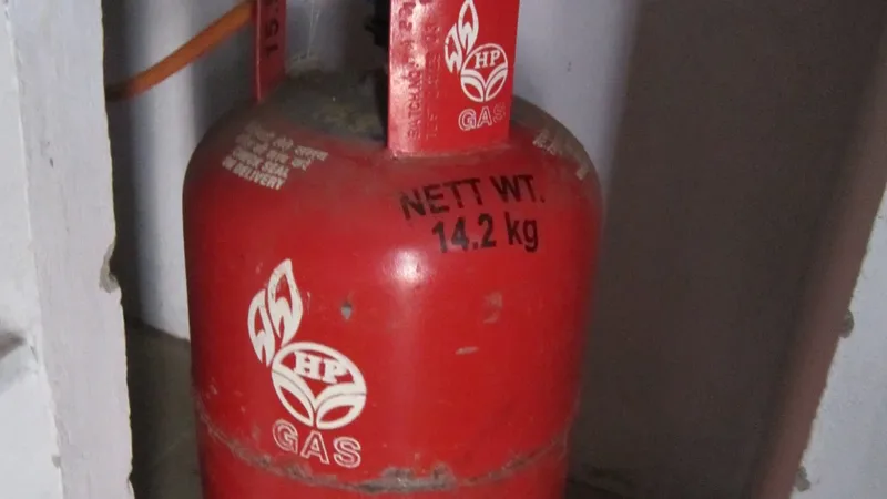 Botijão de gás de cozinha em uma cozinha doméstica