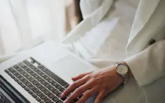Profissional trabalha em laptop em um escritório iluminado