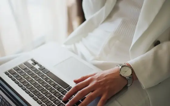 Profissional trabalha em laptop em um escritório iluminado