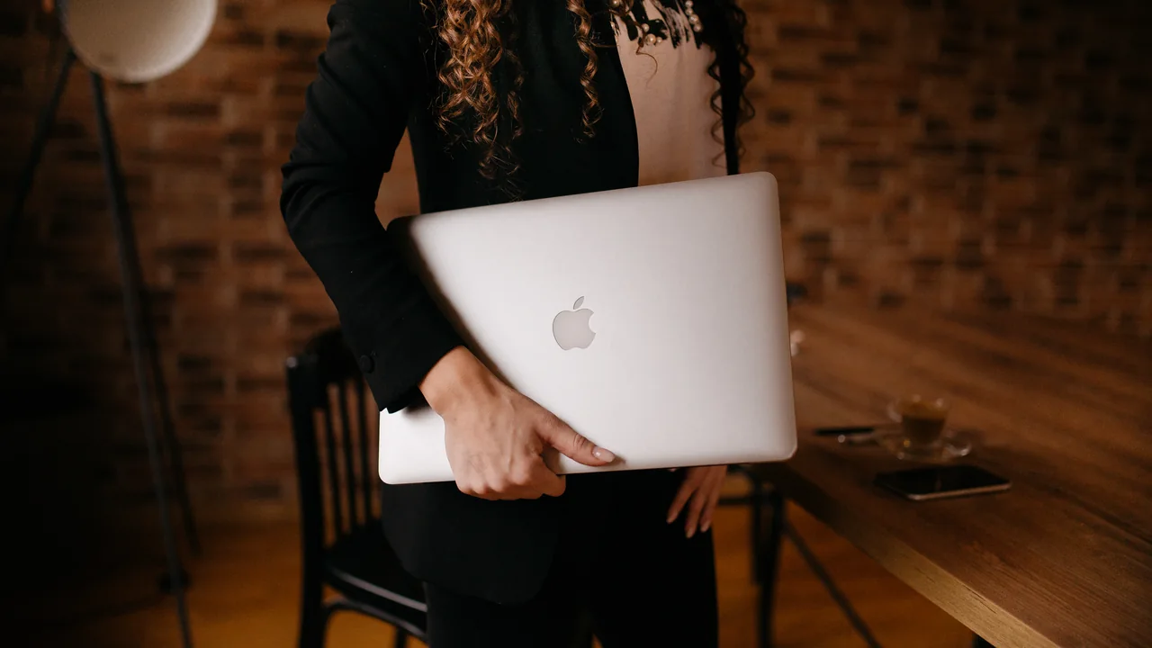 Empreendedora segura laptop em escritório doméstico