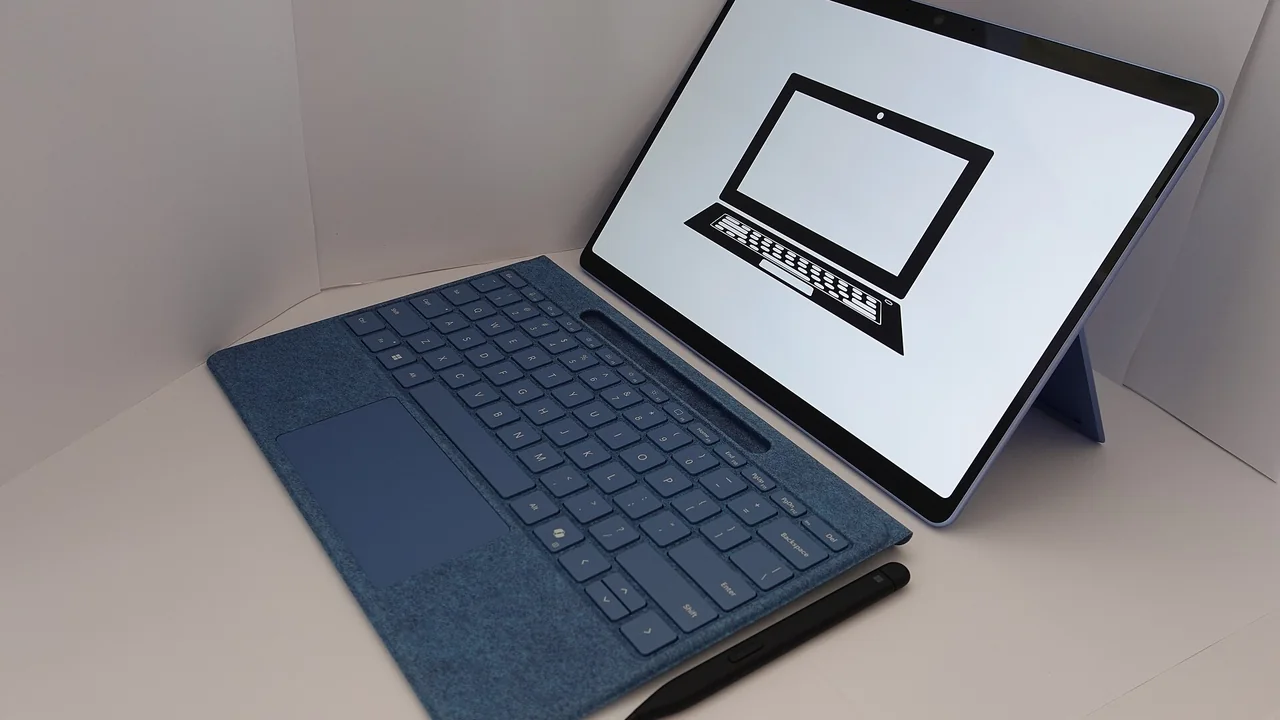 Tablet exibindo um ambiente de declaração digital, representando o envio online da DITR 2026.