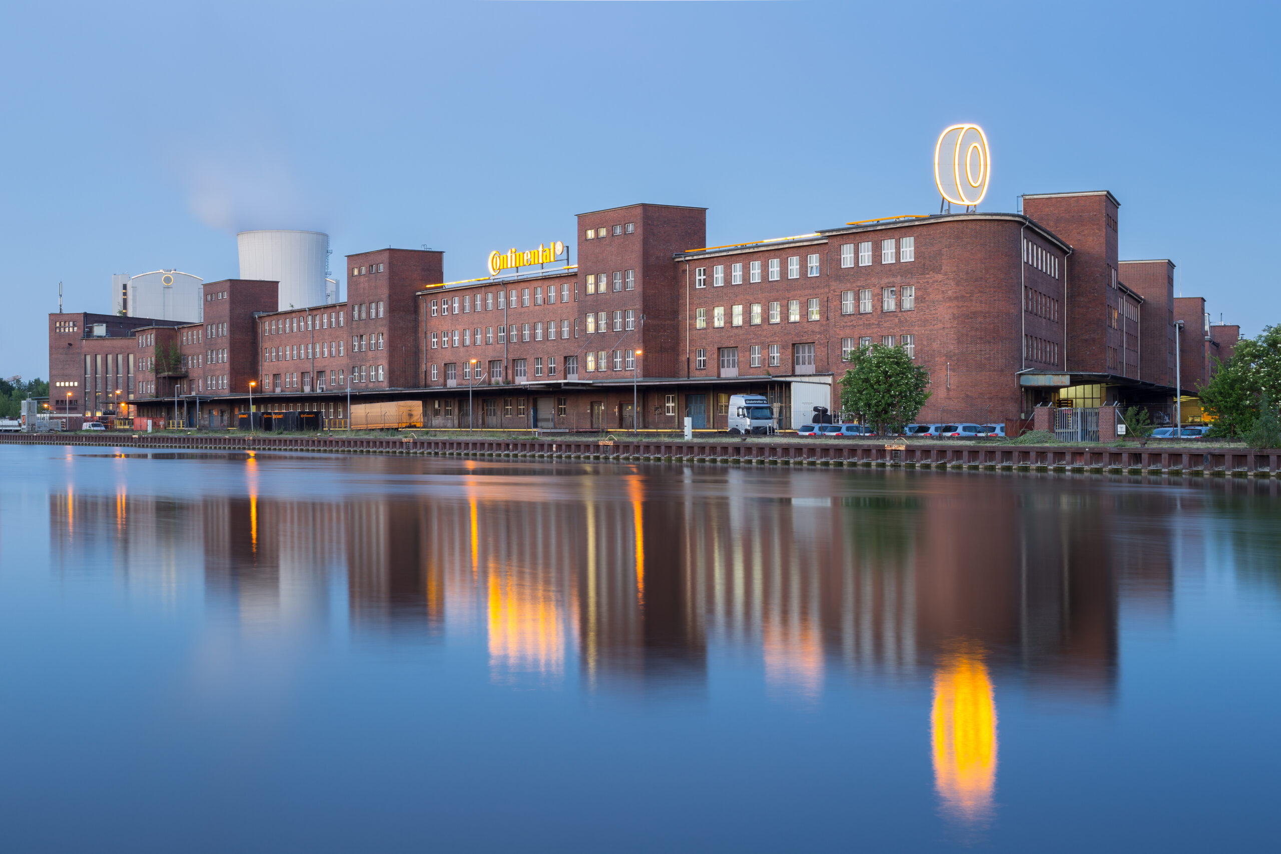 Complexo industrial com chaminés e instalações fabris às margens de um canal, em Hannover, Alemanha.