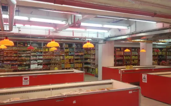 Corredor de supermercado com prateleiras de produtos