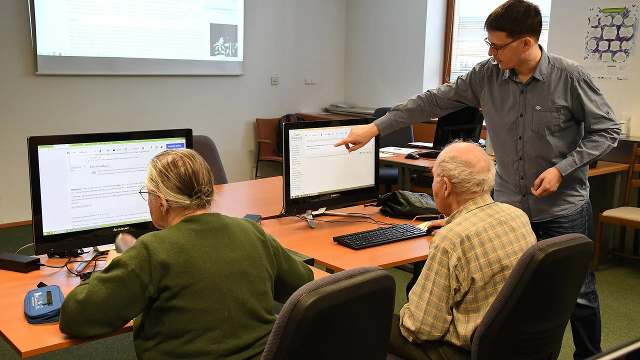 Pessoas idosas usando computadores em uma biblioteca