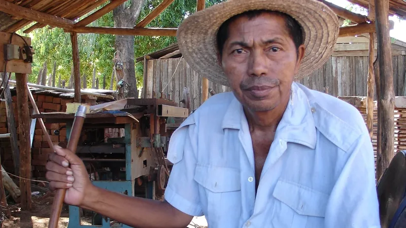 Microempreendedora trabalha em uma pequena loja, representando a rotina financeira de um negócio.