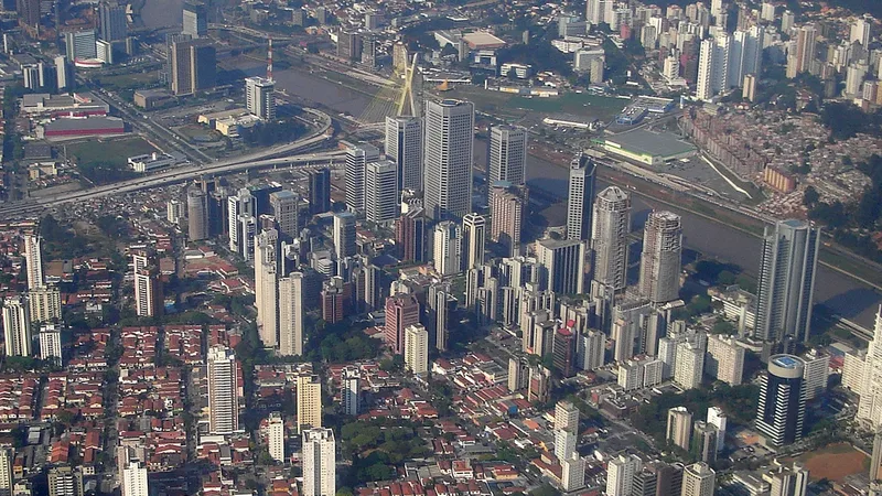 Vista de prédios comerciais de São Paulo, usada como contexto para a atividade de pequenos negócios.