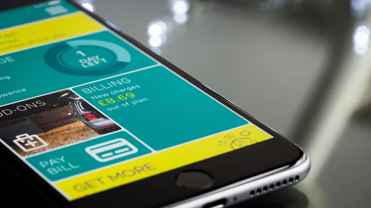 Pessoa usando aplicativo de banco no smartphone para consultar uma transação