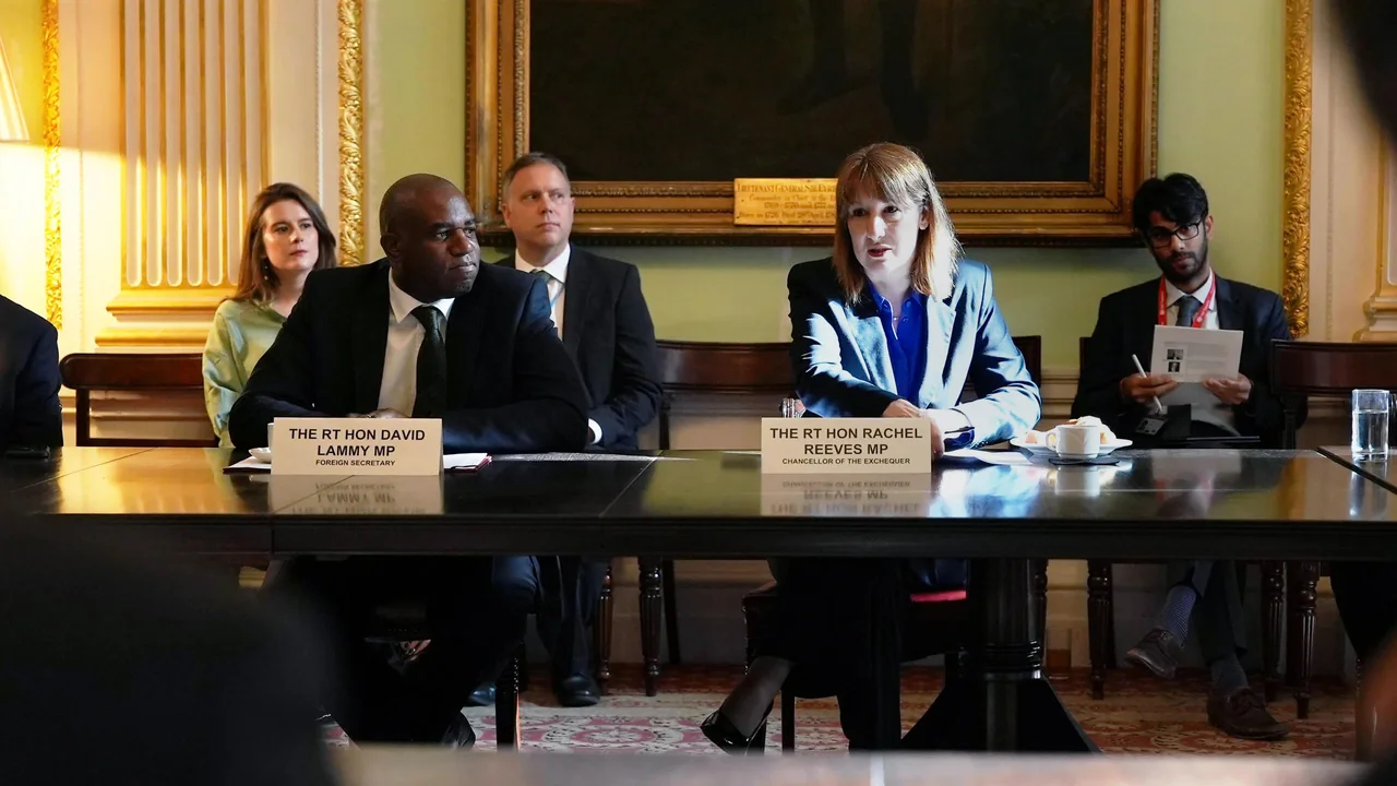 Reunião de negócios em torno de uma mesa, representando decisões de crédito e financiamento para empresas