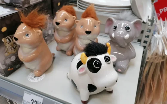 Porquinhos de cerâmica representando diferentes formas de guardar dinheiro