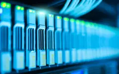 Rack de servidores em infraestrutura de tecnologia da informação, ilustrando custos de TI.