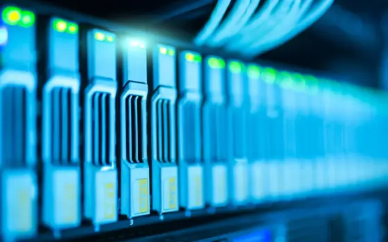 Rack de servidores em infraestrutura de tecnologia da informação, ilustrando custos de TI.