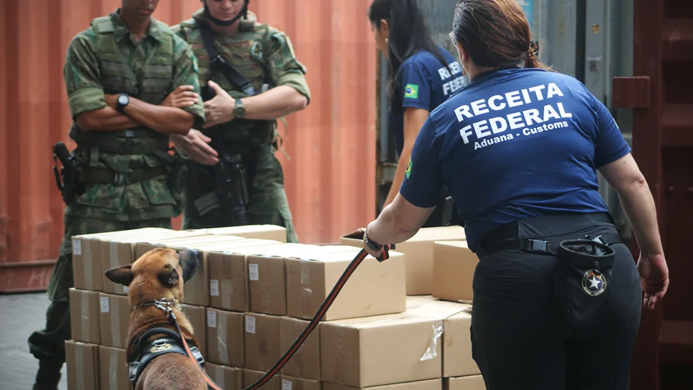 Equipe da Receita Federal e militares inspecionam mercadorias no Porto de Santos