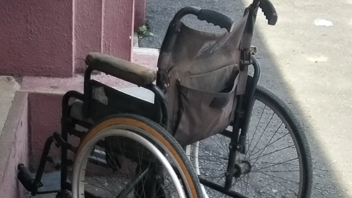 Cadeira de rodas em ambiente interno, representando a etapa de atendimento e acessibilidade no INSS