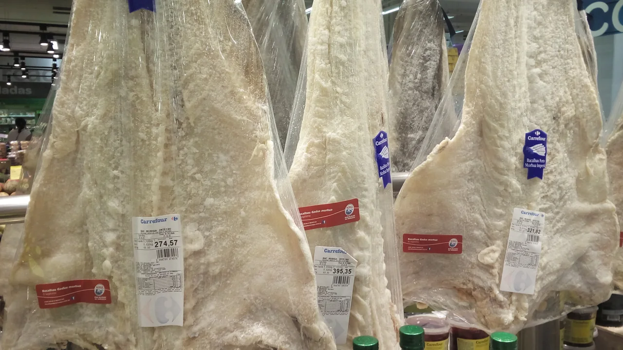 Bacalhau exposto em supermercado de São Paulo, imagem usada para ilustrar os preços dos alimentos