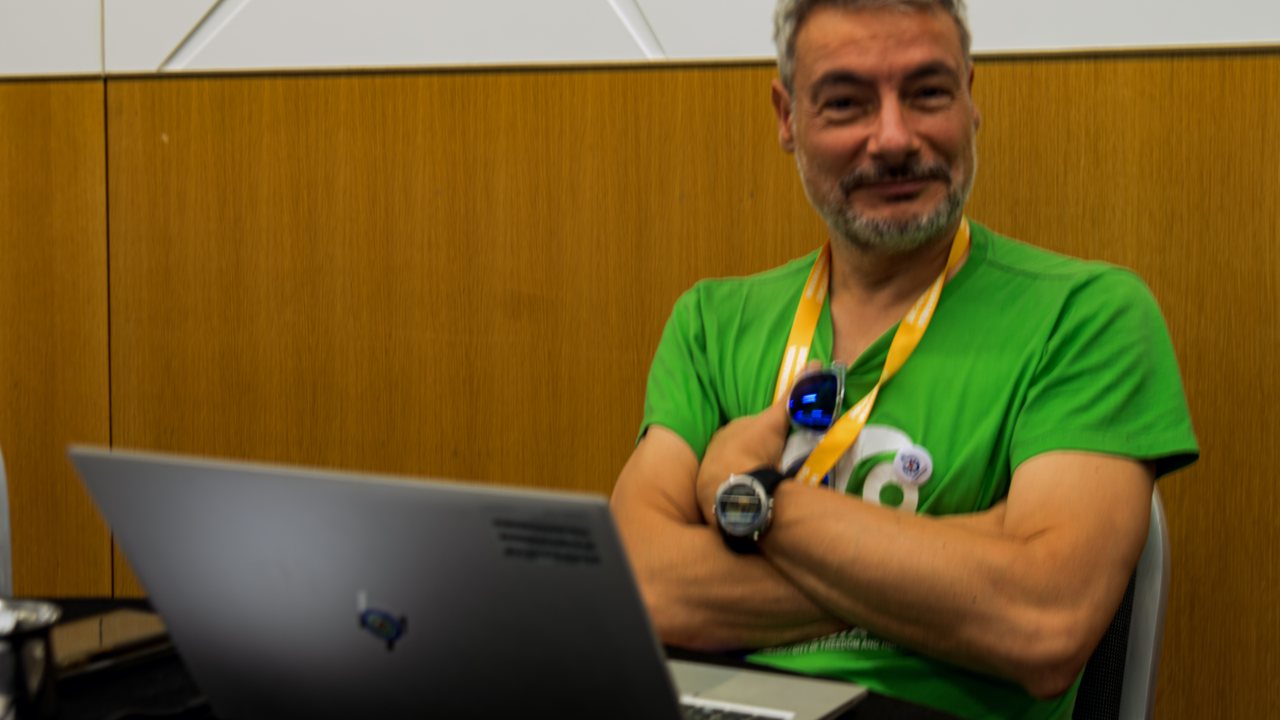 Profissional diante de laptop em atividade de trabalho e análise de documentos
