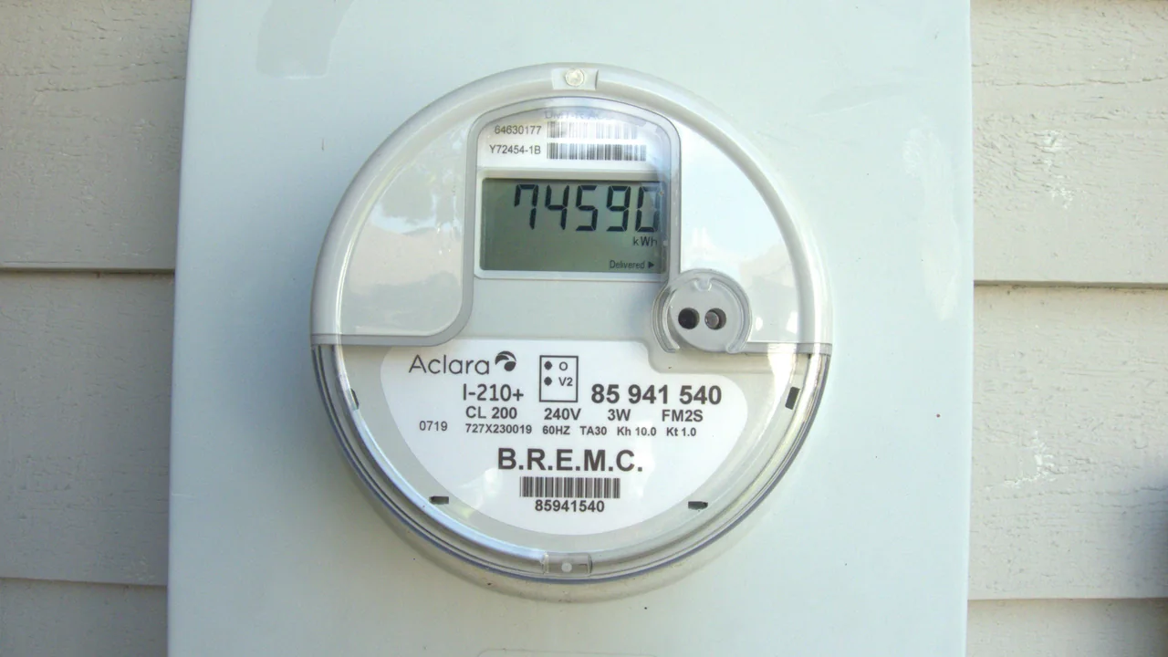 Medidor inteligente de energia elétrica instalado em uma caixa de distribuição