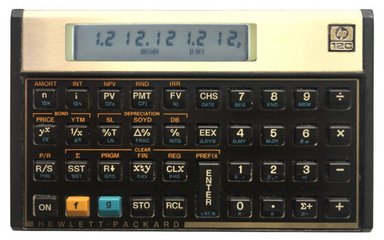 Calculadora financeira HP-12C sobre fundo branco, usada para representar a organização do orçamento e dos gastos