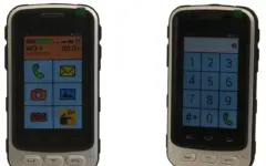 Pessoa idosa usando um smartphone para consultar informações financeiras