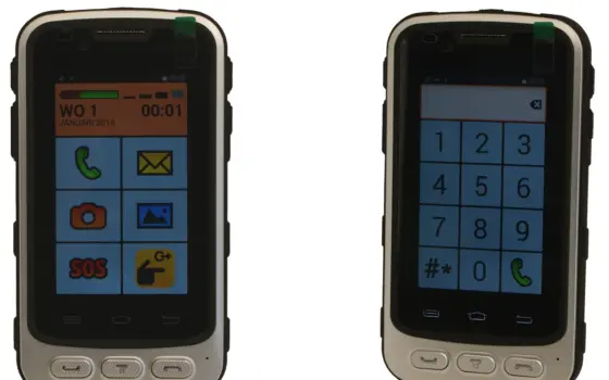 Pessoa idosa usando um smartphone para consultar informações financeiras