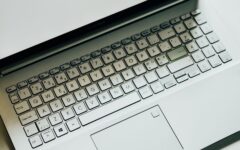 Tela de laptop com a frase Small Business, Big Impact, representando um pequeno negócio