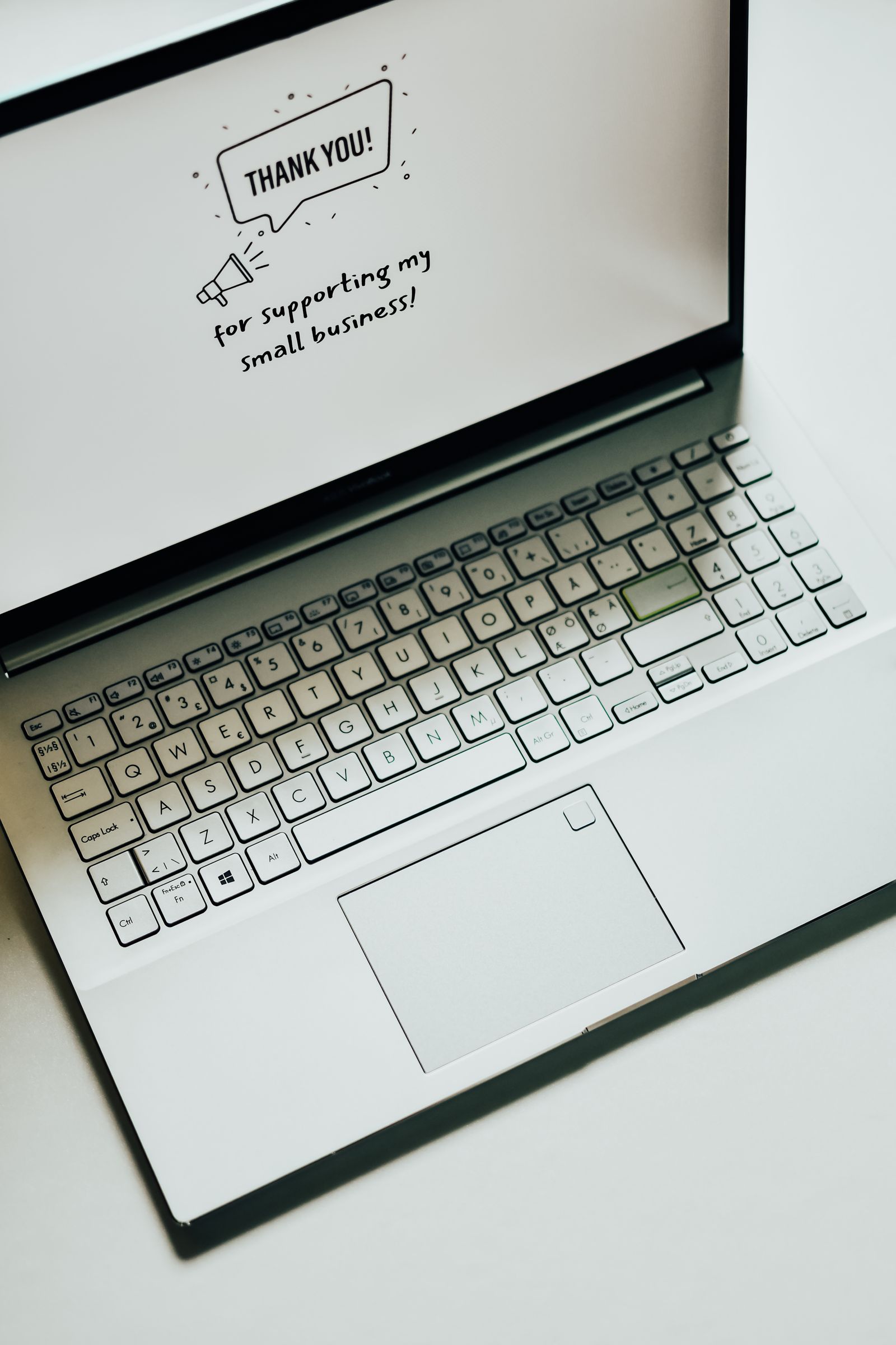 Tela de laptop com a frase Small Business, Big Impact, representando um pequeno negócio