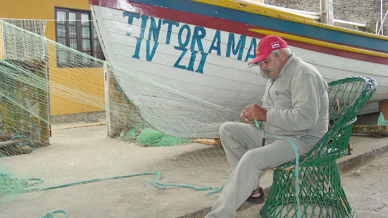 Pescador artesanal conserta redes em Armação, na Ilha de Santa Catarina