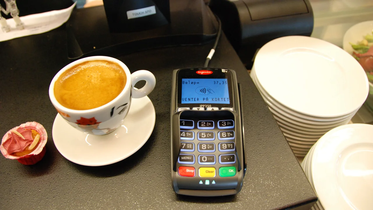 Terminal de pagamento por aproximação usado para uma transação com celular