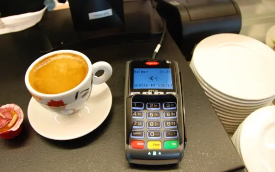 Terminal de pagamento móvel usado em uma transação por aproximação
