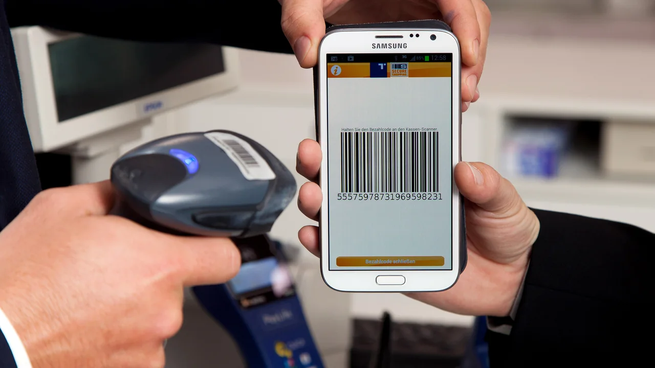 Smartphone exibe um código de pagamento diante de um leitor