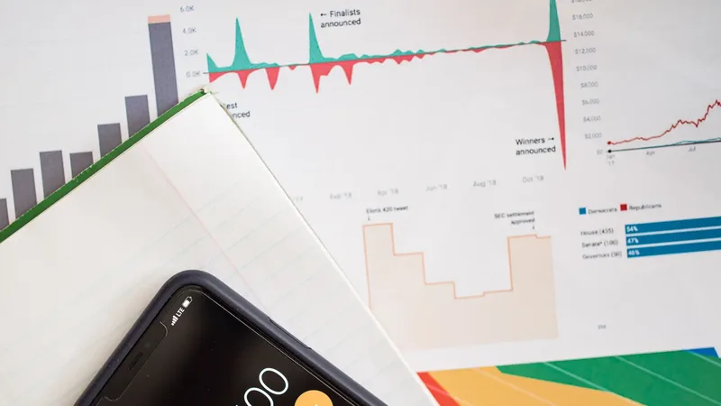 Calculadora e documentos sobre uma mesa usados para planejar uma aplicação