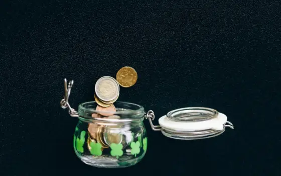 Pote com moedas simbolizando a formação de uma reserva financeira