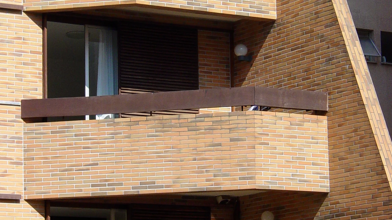 Morador diante de um bloco de apartamentos em Curitiba
