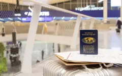 Passaporte sobre mala em aeroporto, imagem associada à contratação de seguro viagem