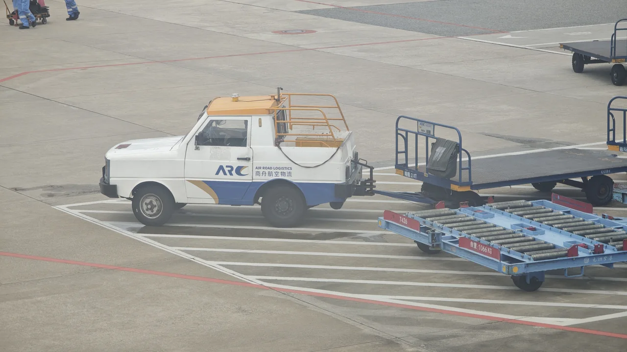 Carrinho com malas no aeroporto de Xiamen, na China